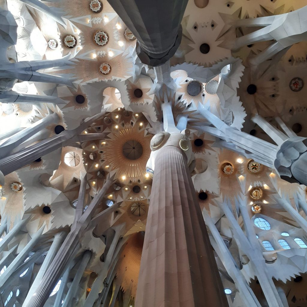 As Colunas Dentro Da Sagrada Família, De Gaudí.